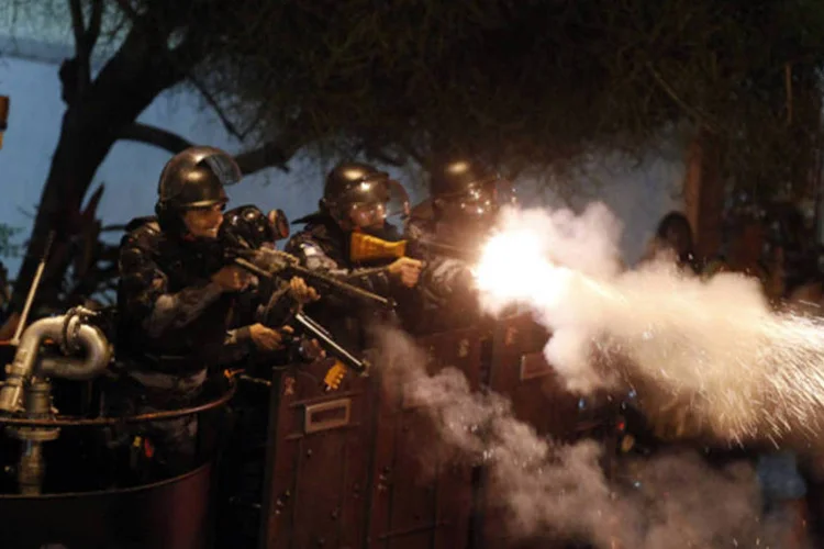 
	Pol&iacute;cia militar usa bomba de g&aacute;s em protesto: integrante da Justi&ccedil;a Global considerou que audi&ecirc;ncia ser&aacute; oportunidade para debater repress&atilde;o aos&nbsp;protestos
 (Pilar Olivares/Reuters)