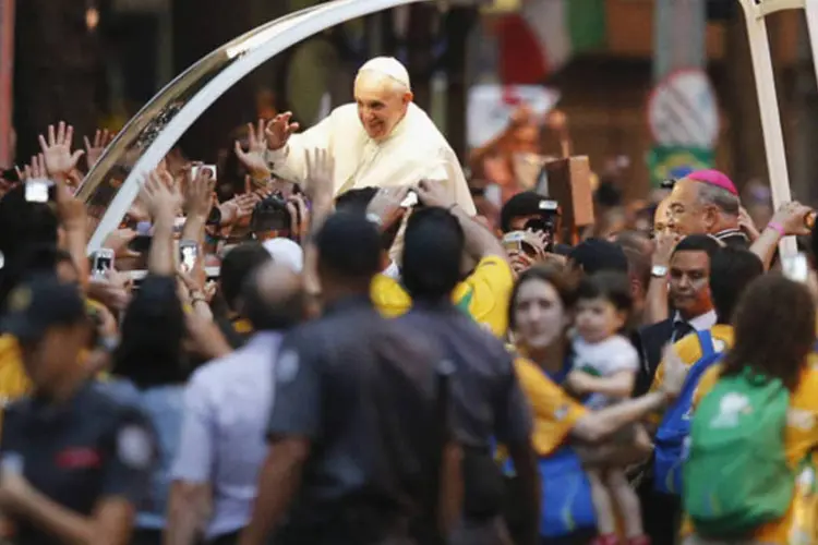 
	Papa Francisco &eacute; recebido por uma multid&atilde;o nas ruas do Rio de Janeiro: &quot;papa quer estar perto do povo e ser tocado. N&atilde;o aconteceu nada na segunda-feira&quot;, disse dom Odilo&nbsp;
 (Sergio Moraes/Reuters)