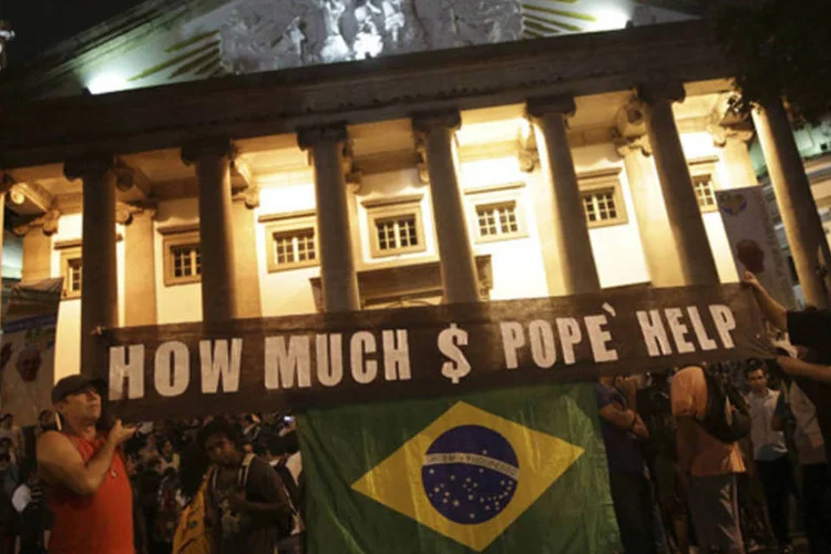 Manifestantes protestam contra a visita do papa Francisco perto do Palácio Guanabara, onde o pontífice se encontrava com a presidente Dilma para a cerimônia de boas vindas (Ueslei Marcelino/Reuters)