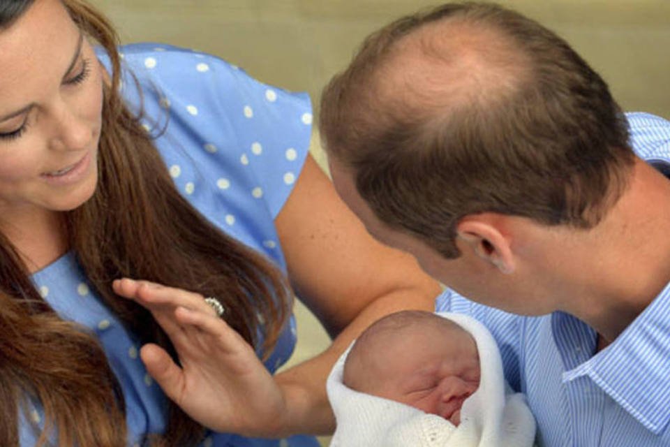 Kate e William apresentam o novo príncipe britânico