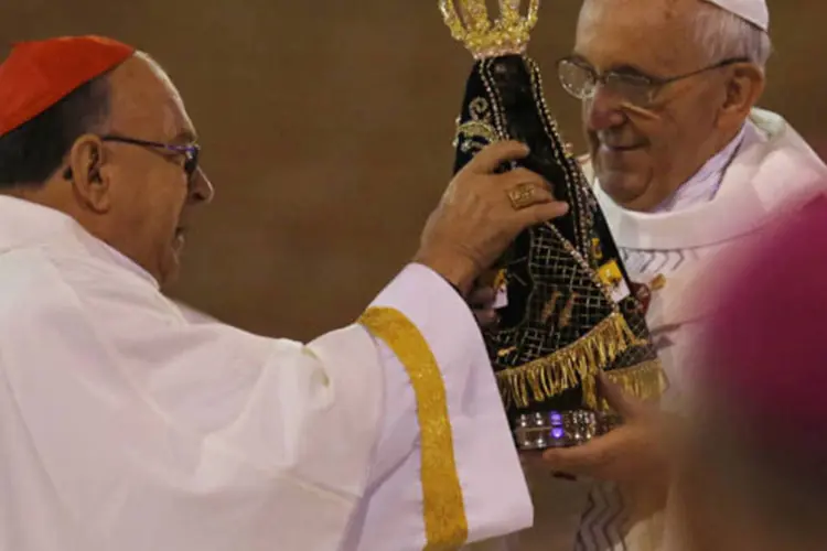 Papa Francisco recebe a estátua de Nossa Senhora Aparecida, a padroeira do Brasil, do Arcebispo Raymundo Damasceno Assis em Aparecida do Norte (Stefano Rellandini/Reuters)