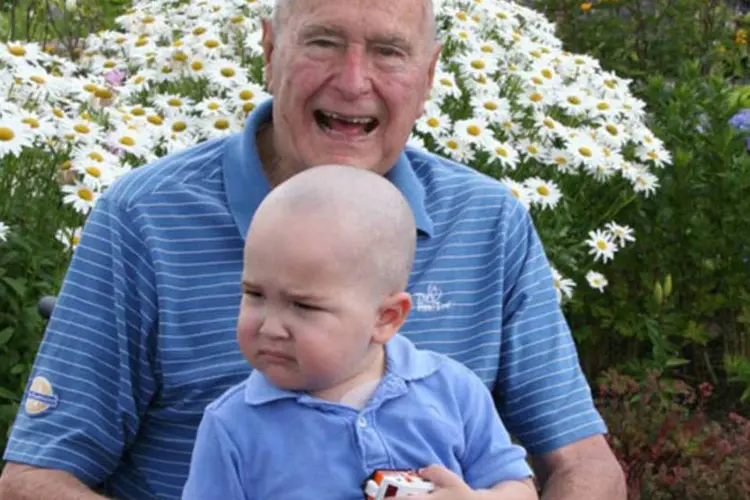 Ex-presidente norte-americano George H. Bush com Patrick, filho de um dos seus seguranças que luta contra a leucemia (Office of George Bush/Divulgação via Reuters)
