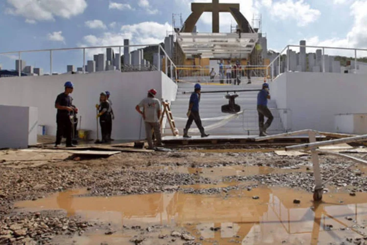 
	Funcion&aacute;rios preparam o local onde aconteceria parte da Jornada Mundial da Juventude em Guaratiba: chuvas arapalharam o planejamento do local
 (Sergio Moraes/Reuters)