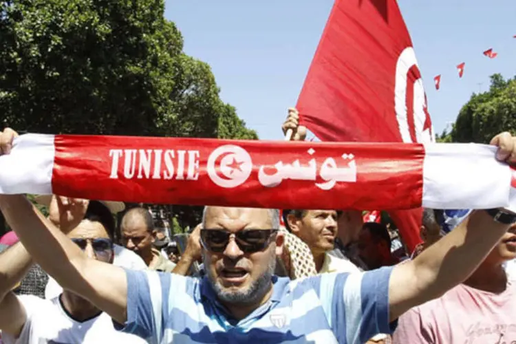 Apoiador do movimento islâmico Ennahda segura em uma manifestação em Tunis, na Tunísia (Zoubeir Souissi/Reuters)