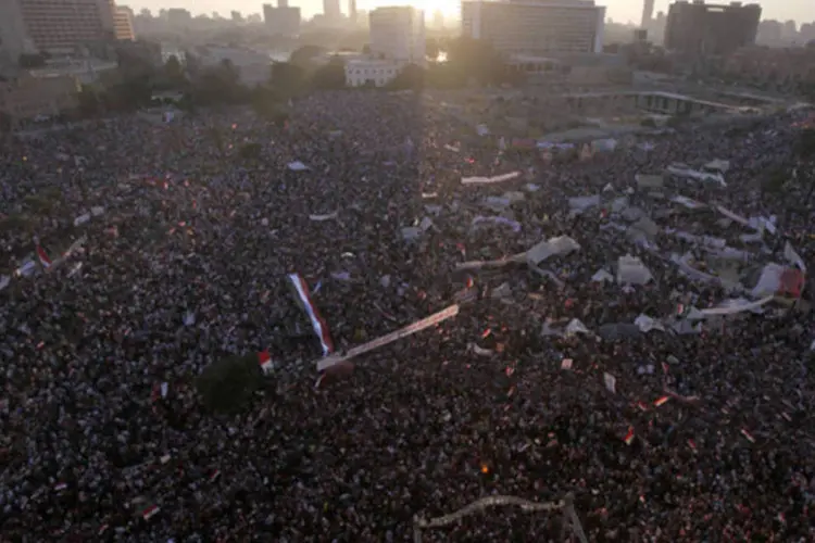 Manifestantes contra o presidente deposto do Egito, Mohamed Mursi, entoam palavras de ordem em apoio ao Exército na praça Tahrir, no Cairo (Mohamed Abd El Ghany/Reuters)