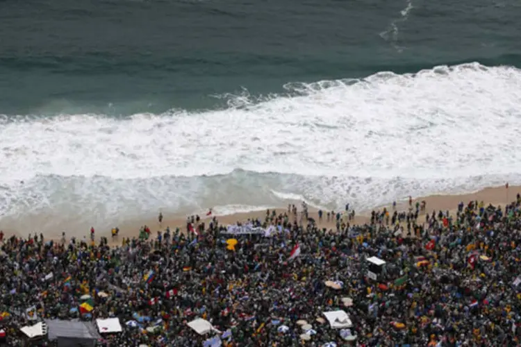 Peregrinos caólicos aguardam a chegada do papa Francisco à praia de Copacabana, Rio de Janeiro (Sergio Moraes/Reuters)