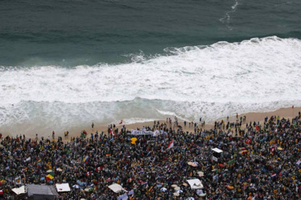 Peregrinos e fiéis já aguardam o papa em Copacabana