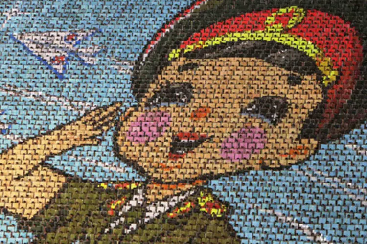 Estudantes norte-coreanos montam mosaico durante as comemorações pelo fim da guerra das Coreias (1950-53), em Pyongyang, Coreia do Norte (Jason Lee/Reuters)