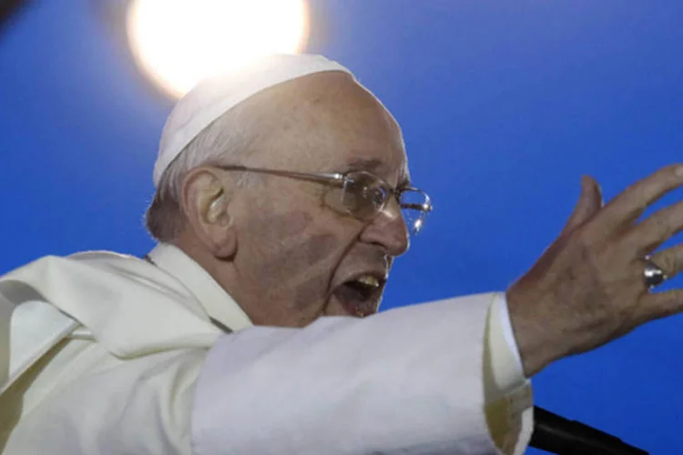 Papa Francisco discursa durante a encenação da Via Crucis, na praia de Copacabana, no Rio de Janeiro (Stefano Rellandini/Reuters)
