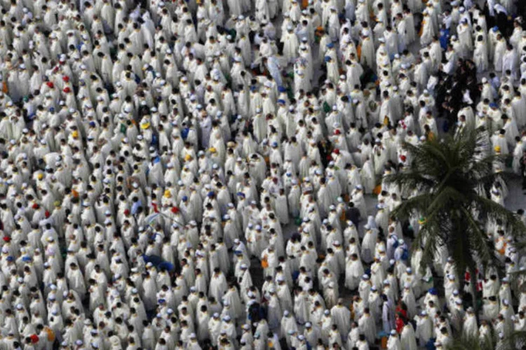 Clérigos se reúnem em Copacabana para missa do papa Francisco  (Sergio Moraes / Reuters)