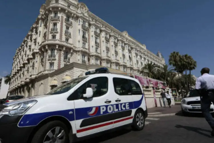Polícia guarda o Hotel Carlton, em Cannes, palco de um roubo milionário (Eric Gaillard / Reuters)