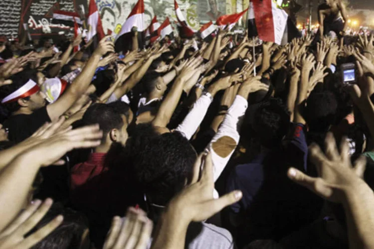 Manifestantes anti-Mursi em uma manifestação de apoio ao exército em uma rua que liga a praça Tahrir, em Cairo (Amr Abdallah Dalsh/Reuters)