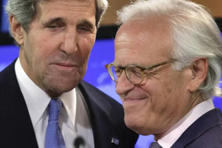 Secretário de Estados dos EUA, John Kerry, e Martin Indyk deixam a sala de reuniões no Departamento de Estado, em Washington (Yuri Gripas/Reuters)