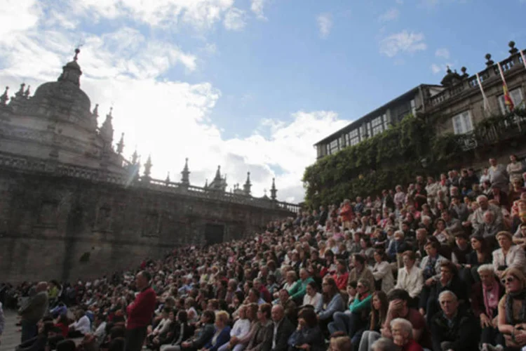 Pessoas participam de um funeral em homenagem às vítimas do acidente de trem que matou 79 pessoas, na Catedral de Santiago de Compostela (Miguel Vidal/Reuters)
