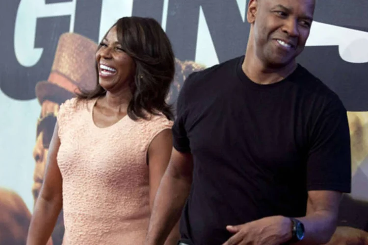 Ator Denzel Washington e sua mulher, Pauletta Washington, chega para a estreia do filme Dose Dupla, em Nova York (Carlo Allegri/Reuters)