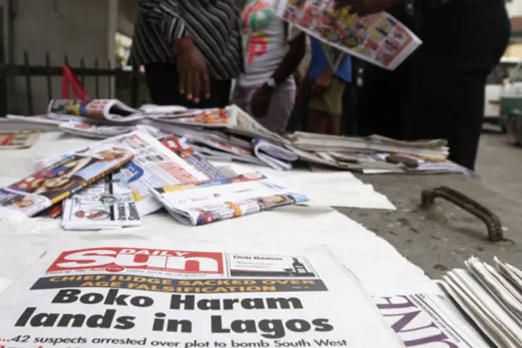 Jornais estampam ação da polícia nigeriana contra o grupo Boko Haram: (Akintunde Akinleye/Reuters)
