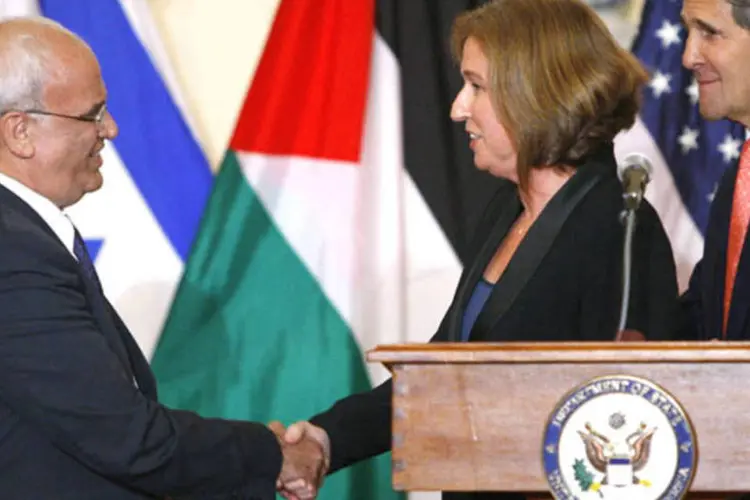 Ministra da Justiça de Israel, Tzipi Livni, e negociador chefe palestino, Saeb Erekat, se comprimentam durante coletiva de imprensa em Washington (Jonathan Ernst/Reuters)