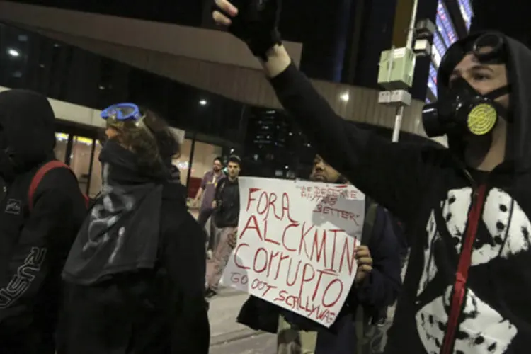 Manifestantes do grupo Black Bloc durante um protesto contra o governador Geraldo Alckimin em São Paulo (Nacho Doce/Reuters)