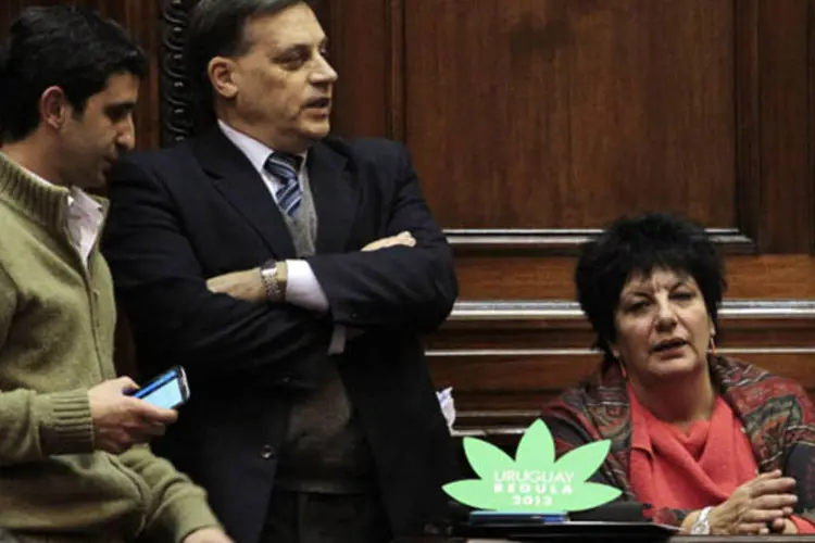 Deputados uruguaios participam do debate anterior a votação que aprovou a legalização da maconha no país (Andres Stapff/Reuters)