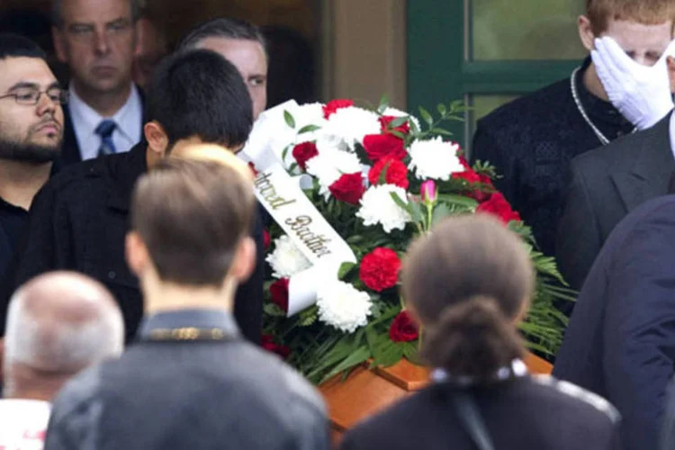 Enterro de Sammy Yatim, de 18 anos, que foi morto pela polícia de Toronto durante uma briga em um bonde da cidade de Toronto (Fred Thornhill/Reuters)