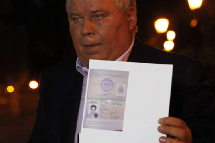Advogado Anatoly Kucherena mostra cópia do novo documento de refugiado do ex-agente da NSA Edward Snowden concedido pela Rússia (Maxim Shemetov/Reuters)