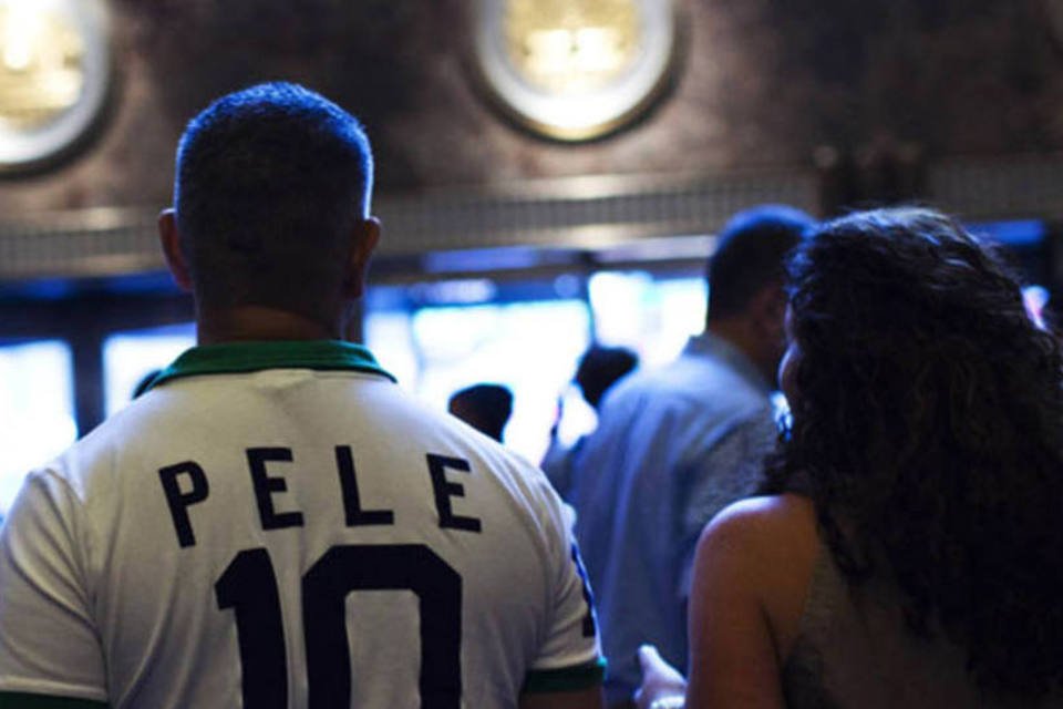 Pelé ilumina Empire State para celebrar retorno do Cosmos