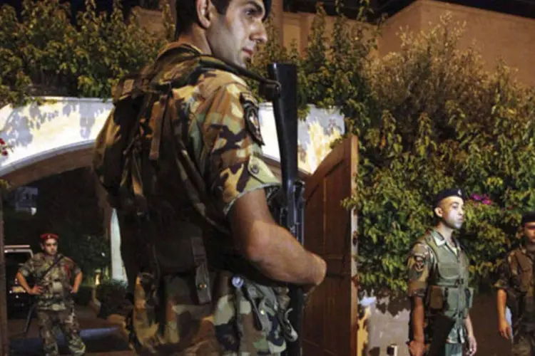 Soldados do exército do Líbano montam guarda em uma residência privada após foguete atingir área de Baabda, no leste de Beirute (Hasan Shaaban/Reuters)