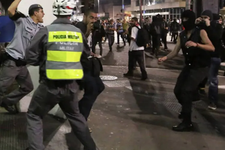 
	Pol&iacute;cia militar de S&atilde;o Paulo entra em confronto com manifestantes: &quot;PM j&aacute; foi respons&aacute;vel por graves agress&otilde;es f&iacute;sicas contra jornalistas&quot;, diz RSF
 (Nacho Doce/Reuters)