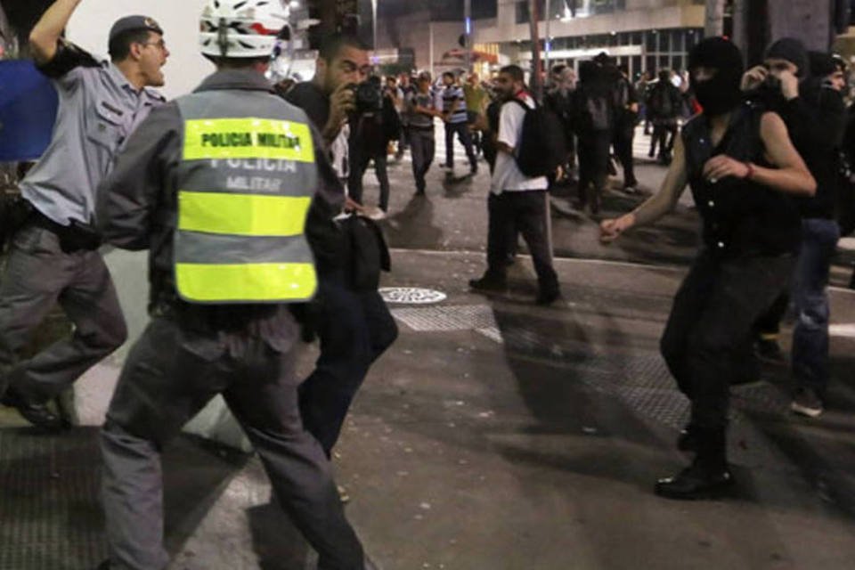 Protesto por Amarildo acaba em tumulto em São Paulo
