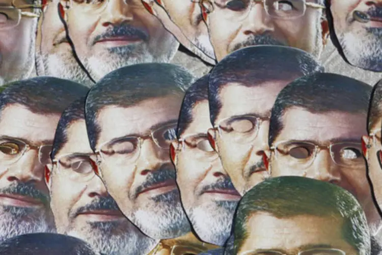 Máscaras com o rosto do presidente deposto do Egito Mohamed Mursi fotografadas na praça Rabaa Adawiya, onde membros da Irmandade Muçulmana estão acampados (Amr Abdallah Dalsh/Reuters)