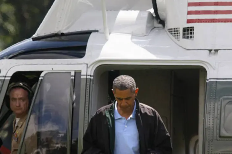 Presidente dos Estados Unidos, Barack Obama, desembarca na Casa Branca de um helicóptero da marinha após uma visita de aniversário ao Camp David (Jonathan Ernst/Reuters)