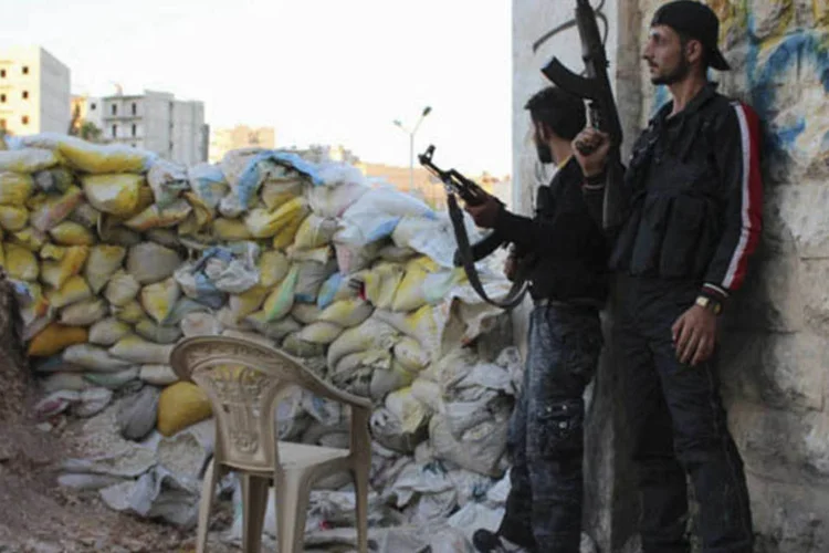 Soldados do exército livre da Síria motam guarda em Ashrafieh, Alepo (Aref Hretani/Reuters)