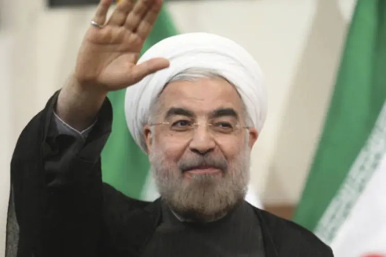 
	Presidente eleito do Ir&atilde;, Hassan Rouhani, acena para os jornalistas durante coletiva de imprensa em Teer&atilde;
 (Fars News/Majid Hagdost/Reuters)