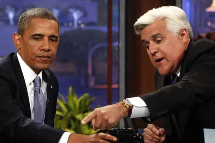 Barack Obama conversa com Jay Leno durante gravação do programa "The Tonight Show with Jay Leno" nos estúdios da NBC (Larry Downing/Reuters)