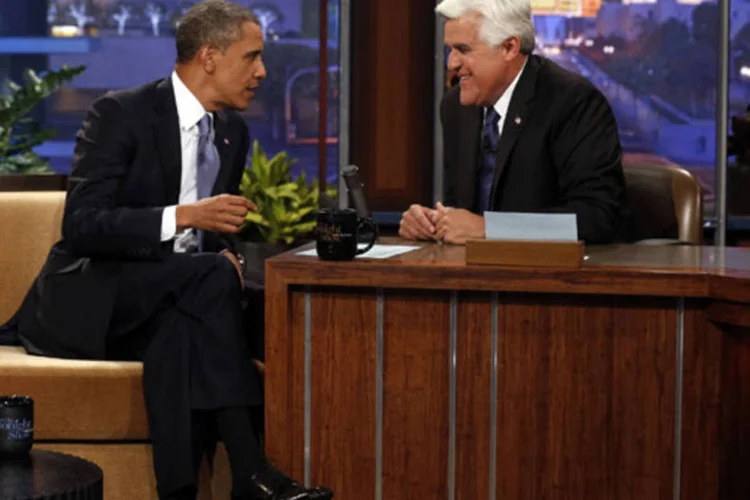 Barack Obama conversa com Jay Leno durante gravação do programa "The Tonight Show with Jay Leno" nos estúdios da NBC (Larry Downing/Reuters)