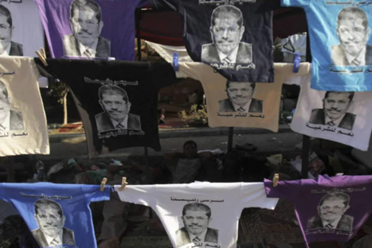 Partidários da Irmandade Muçulmana exibem camisetas de apoio ao presidente deposto Mohamed Mursi na praça Rabaa Adawiya, próximo de Cairo (Amr Abdallah Dalsh/Reuters)