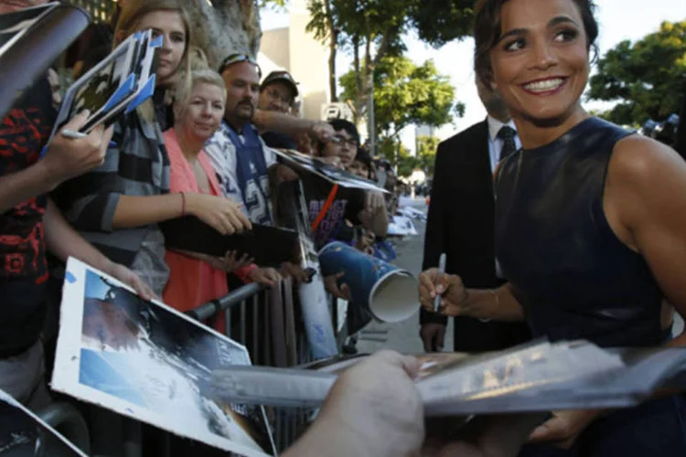 Atriz brasileira Alice Braga, que também está em Elysium, durante a pré-estreia do filme em Los Angeles (Mario Anzuoni/Retuers)