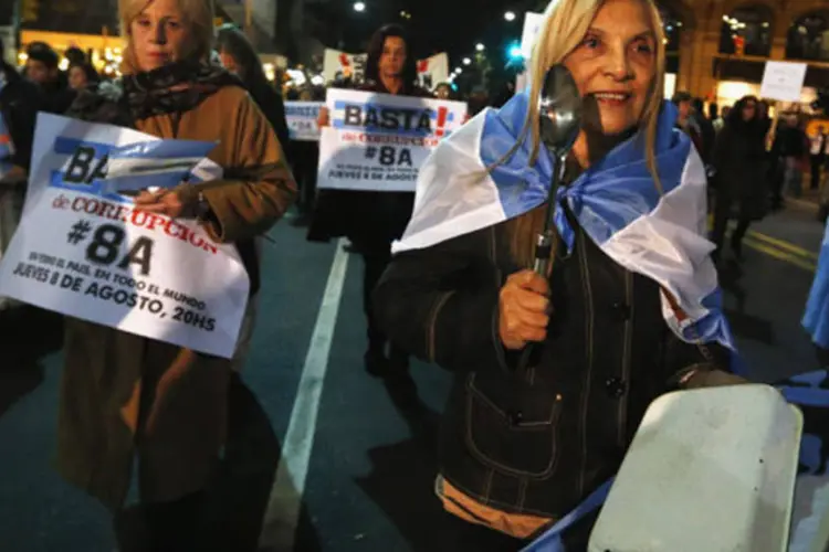 Manifestantes realizam panelaço contra o governo de Cristina Kirchner em Buenos Aires, na Argentina (Enrique Marcarian/Reuters)
