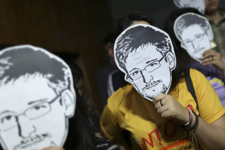 
	Manifestantes usam m&aacute;scaras de Edward Snowden: texto foi apresentado ap&oacute;s den&uacute;ncias de que os Estados Unidos espiaram l&iacute;deres mundiais
 (Ueslei Marcelino/Reuters)
