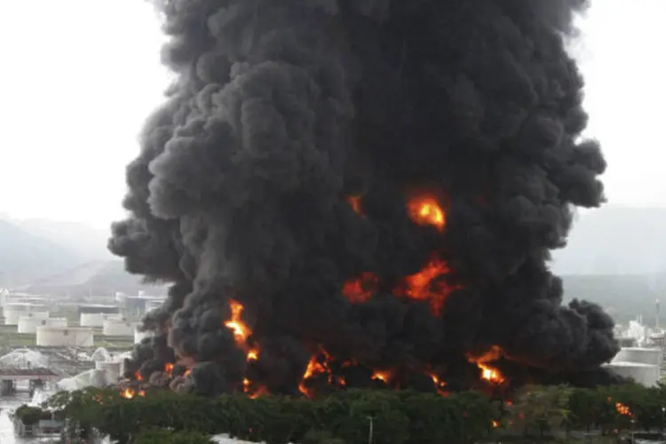 
	Bombeiros tentam apagar inc&ecirc;ncio em uma refinaria de petr&oacute;leo em Puerto La Cruz: ningu&eacute;m ferido
 (Stringer/Reuters)