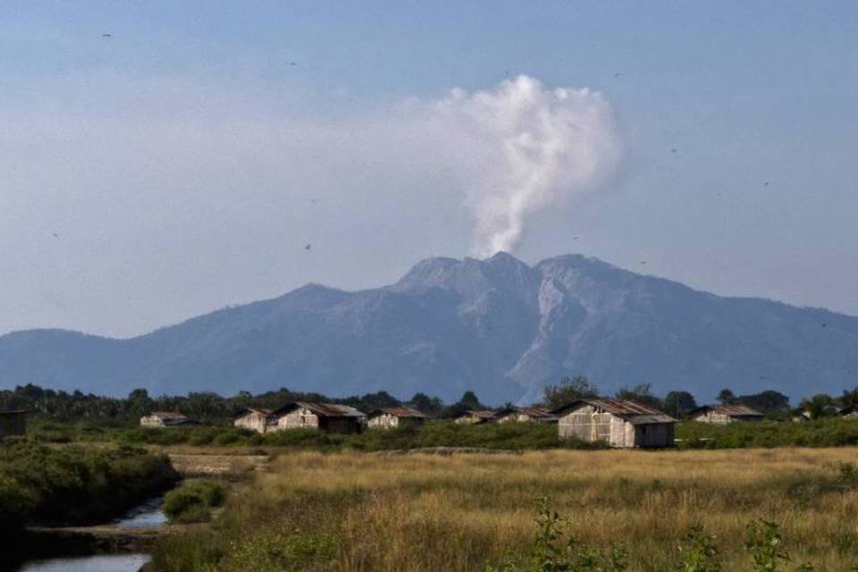 Erupção de vulcão na Indonésia deixa 6 mortos
