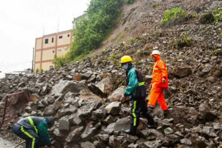 
	Trabalhadores do governo limpam os escombros de uma estrada que desabou na passagem do tuf&atilde;o Utor: esse foi o mais forte registrado nas Filipinas neste ano
 (Stringer/Reuters)