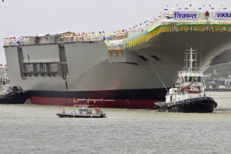 Porta-aviões P-71 "Vikrant" da Índia, produzido pela marinha indiana, deixa estaleiro após o seu lançamento na cidade de Kochi, ao sul do país (Sivaram V/Reuters)