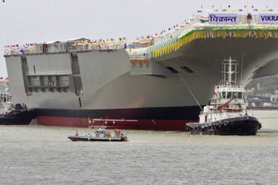 Índia apresenta porta-aviões de fabricação nacional