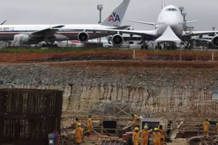 
	Oper&aacute;rios no canteiro de obras de um novo terminal no aeroporto de Guarulhos: nas &uacute;ltimas d&eacute;cadas foram investidos, em m&eacute;dia, 2,2% do PIB
 (Nacho Doce/Reuters)