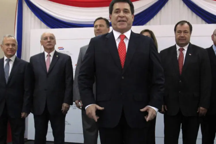Presidente eleito do Paraguai, Horacio Cartes, posa para foto oficial com seus ministros depois de uma conferência de imprensa em Assunção (Jorge Adorno/Reuters)