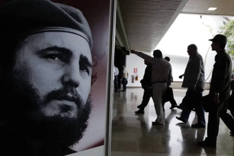 Poster do jovem Fidel Castro no 6º Congresso do Partido Comunista de Cuba em Havana, 2011 (Desmond Boylan/Reuters)