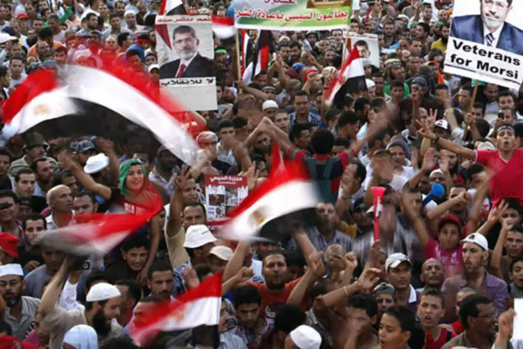 
	Membros da Irmandade Mu&ccedil;ulmana e apoiadores do presidente deposto do Egito Mohamed Mursi cantam palavras de ordem na pra&ccedil;a Rabaa Adawiya, leste do Cairo
 (Asmaa Waguih/Reuters)