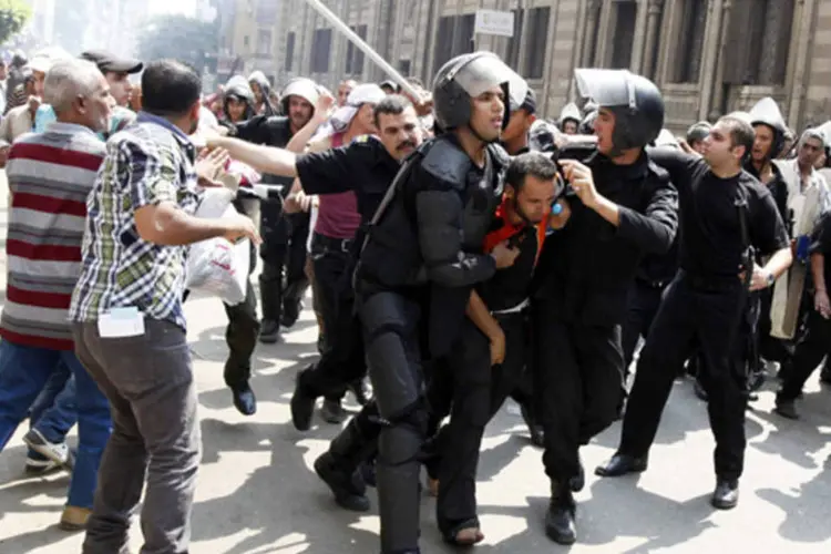 
	Pol&iacute;cia prende manifestante pr&oacute;-Mursi durante confronto: pelo menos 278 pessoas morreram e 2 mil ficaram feridas nos confrontos no Cairo e em outras cidades eg&iacute;pcias
 (Mohamed Abd El Ghany/Reuters)