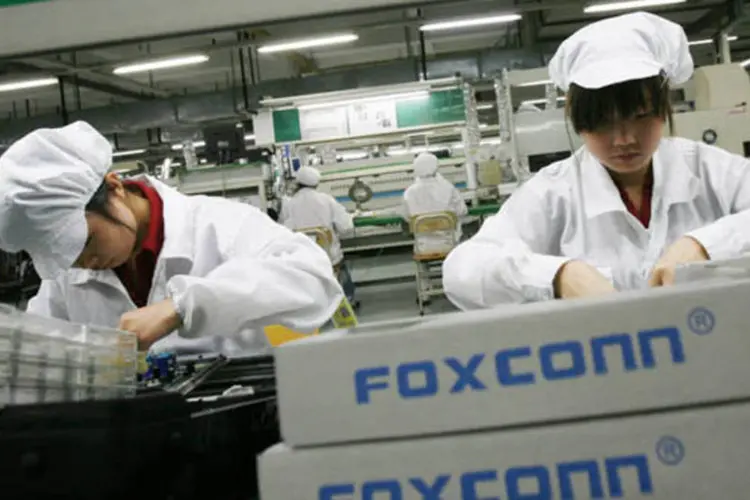 
	F&aacute;brica da Foxconn na China: mais conhecida por ser a montadora dos iPhones, companhia deve ingressar tamb&eacute;m na produ&ccedil;&atilde;o de pain&eacute;is de energia solar
 (Bobby Yip/Reuters)